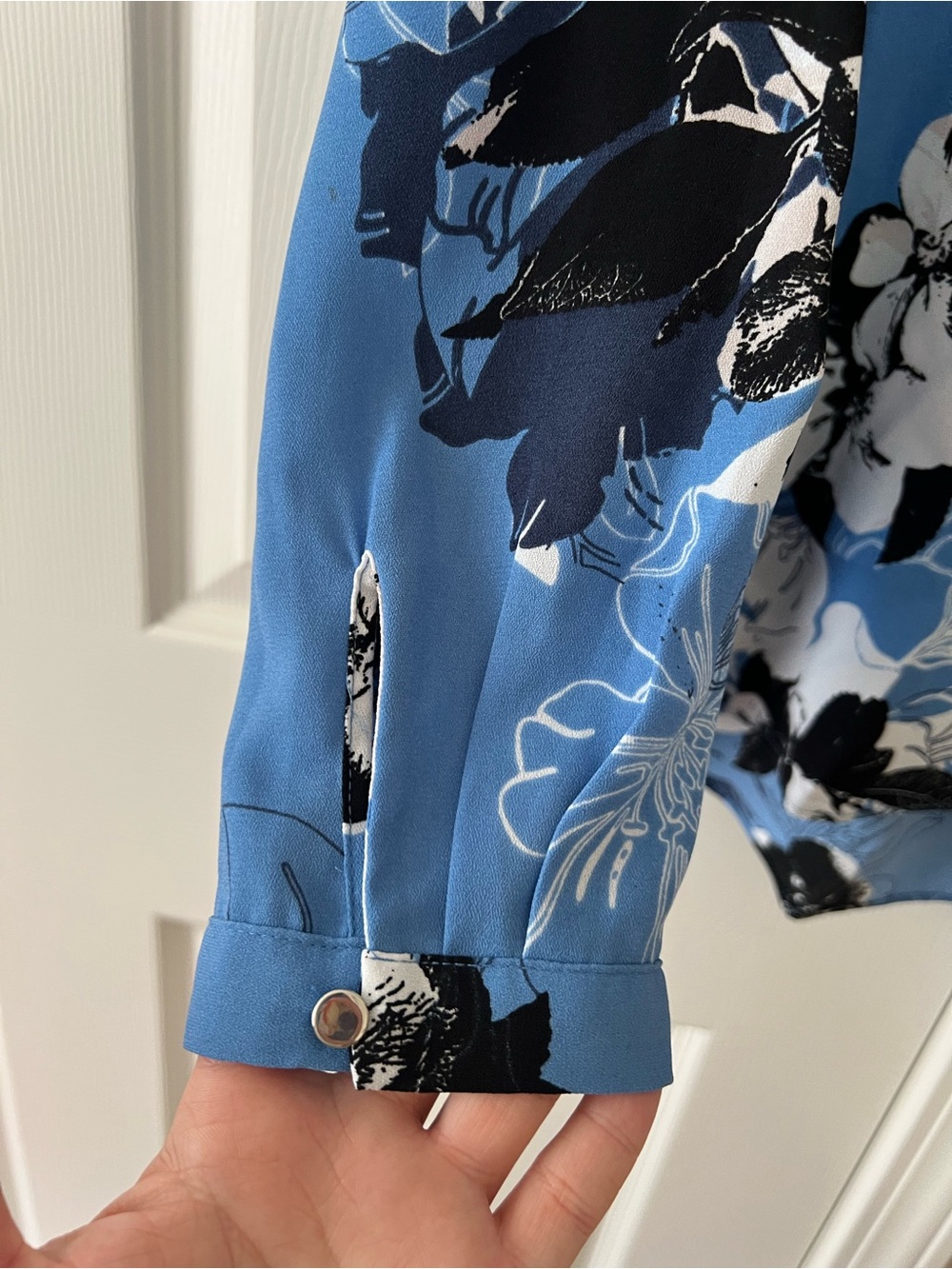 Jennifer Lopez Floral Blouse XL Blue Black White Long Sleeve Tunic Top - Picture 3 of 7